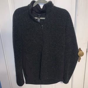 Selling because it no longer fits.